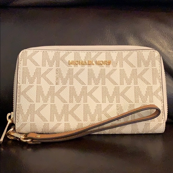 Michael Kors Handbags - NWT Michael Kors Wallet